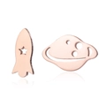 Dettaglio di orecchini a lobo a forma di astronave e pianeta in oro rosa con stelle traforate - Tema Spaziale (135) / Oro rosa