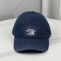 Gros plan sur la casquette de baseball bleu marine en coton avec broderie blanche détaillée - Taille unique (58-60cm) / Bleu Marine