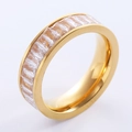 Elegante anillo de eternidad dorado con piedras de circonita cúbica de corte esmeralda - US 6 / Dorado