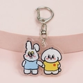 Porte-clés mignon en acrylique avec lapin et chiot se tenant la main sur socle rose - Lapin Tenant la Main d'un Chien