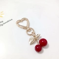 Llavero de cereza dorado con cuentas rojas y cierre de mosquetón de corazón en aleación - Cereza Roja con Hoja Dorada y Hebilla de Corazón (Cereza A)