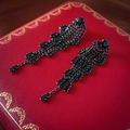 Détail de boucles d'oreilles gothiques à longs glands noirs avec cristaux brillants - Style Pompon Noir (Aiguille en Argent)