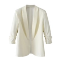 Detail van een ivoorwitte blazer met sjaalkraag en gerimpelde driekwart mouwen - Broken Wit