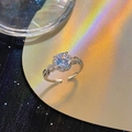 Anillo de plata refinado con circón grande y banda trenzada con pavé bajo luz de arcoíris - Abierto Ajustable / Plateado