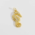 Détail macro du pendentif hippocampe avec incrustation de zircone et placage or 18K - 15-Hippocampe en Diamant Doré