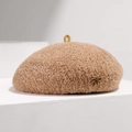 Chic camel wool beret hat with plush texture and small golden metal bow decoration - Adjustable / Camel