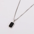 Collar de plata con colgante geométrico rectangular negro sobre fondo blanco - Color Acero