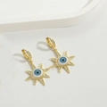 Detalle de los pendientes de aro dorados ojo turco con sol y circonitas brillantes - Estrella Blanca (ES2640)