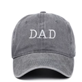 Gros plan sur la broderie DAD blanche d'une casquette de baseball rétro en coton lavé gris - Réglable / Gris