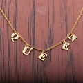 Collier en acier inoxydable doré avec pendentifs lettres QUEEN sur fond de bois - Or QUEEN