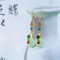 Detaillierte Nahaufnahme von Neo-Chinesischen langen Ohrringen mit jadeartigem Anhänger - Neu-chinesisches Vintage-Emaille-Drachenmuster-Friedensschnalle (E1544-5)