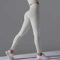 Detail of high-waist seamless leggings with ribbed waistband and peach lift effect - Moonlight White