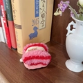 Funda de felpa a rayas rosas y rojas para AirPods con colgante de perla en estante - Rayas Rosas