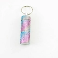 Detail der Strass-Pillendose als Schlüsselanhänger mit blau-rosa Kristall-Farbverlauf - Blaue Streifen