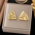 Orecchini a triangolo placcati oro 18K con texture a righe su un cuscino per gioielli - Orecchini Vintage Triangolo Texturizzato (G3028)