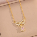 Detail van strik hanger ketting met roze druppelkristal en zirkonia accenten - Goud Roze Diamant Ketting
