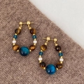 Macro dettagliata di orecchini vintage con perle e occhio di tigre su maglia marrone - Stile Cerchio Ovale con Perline Blu / 1# Silver Earring Post-Oro-Blu