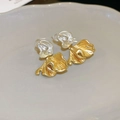 Detalle macro de pendientes de flores doradas con perlas y textura metálica fluida - Aleación/Imitación de perla/Aguja de plata / Pendientes de pétalos retorcidos dorados (HE19649)