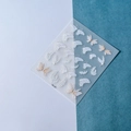 Vista macro de pegatinas 3D para uñas de mariposas con relieves dorados y detalles blancos - Alas de Mariposa en Relieve 5D (TS-157)