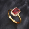 Anillo ajustable dorado con gema roja de corte esmeralda y cristales blancos brillantes - Abierto Ajustable / Chapado en Oro de 24K-Rojo Granate