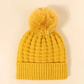 Gelbe Strickmütze für den Winter mit flauschigem Bommel und wärmendem Rippstrick-Muster - Einheitsgröße / Gelb
