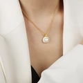 18k vergulde ketting met witte schelphanger en parel gedragen op een wit pak - Witte Schelp Ketting (40+5cm)