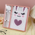 Set taccuino a forma di coniglio in peluche bianco con cuore glitter viola e penna pompon - Set / Bianco