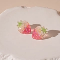 Vue macro de boucles d'oreilles fraises en résine pailletée sur socle en pierre - Style Fraise Rose (Tige en Argent S925)