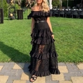 Elegantes schwarzes Spitzen-Maxikleid mit schulterfreiem Design und gestuftem Volantsaum - S / Schwarz