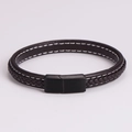 Detalle de pulsera de cuero negro trenzado con cierre magnético mate y costuras blancas - Negro
