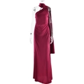 Detail eines weinroten Satin-Abendkleids mit modischem One-Shoulder-Schnitt und Cape-Design - S / Burgunderrot