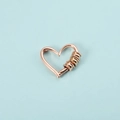 Vista dettagliata di un ciondolo a cuore cavo in finitura oro rosa con trama a spirale - Ciondolo a Cuore Oro Rosa