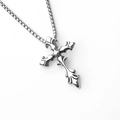 Ciondolo a croce punk argento con trama vintage e catena a scatola lucida da uomo - Spine