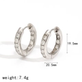 Vista dettagliata di orecchini a cerchio in acciaio argento con zirconi e dimensioni - Base Argentata Zircone Bianco (TE60203-S-WT)