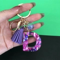 Macro del portachiavi lettera D con nappa viola e frammenti di conchiglia rosa - Lettera D