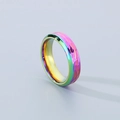 Dettaglio anello in titanio arcobaleno con texture martellata e finitura colorata - US 7 / Colorato Smussato (6mm)