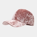 Détail d'une casquette de baseball en velours rose montrant la texture douce et brillante - Réglable / Rose