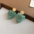 Détail de boucles d'oreilles cœur en résine marbrée verte avec clous dorés élégants - Boucles d'oreilles tige en argent 925 / Vert
