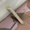 Funkelnde goldene Haarklammer mit weißen Steinen im minimalistischen Design - Stil 2493 / Weiß (Perlenkette)