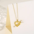 Detalle del colgante de corazón y flecha dorado con circón en cadena de acero inoxidable - Dorado