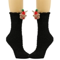 Detail von flauschigen schwarzen Korallenfleece-Socken mit niedlicher Rentier-Puppe - Rentier mit rotem Hut / Schwarz