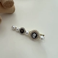 Dettaglio di fermaglio dorato con perle, strass e ritratti in stile retrò vintage - Bottone di Perla