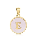 Pendentif rond doré 18 carats avec lettre E et nacre rose sur fond blanc pur élégant - E-Coquille Rose