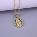 Dettaglio della collana con ciondolo Vergine Maria dorata e pietre blu su sfondo semplice - Blu