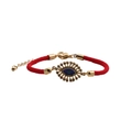 Dettaglio del bracciale rosso Evil Eye con chiusura dorata e zirconi cubici colorati - CB0072 Corda Rossa