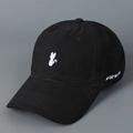 Dettaglio del ricamo a gatto e della scritta 'NO CAP' su un cappellino da baseball nero - Nero