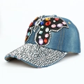 Dettaglio del berretto in denim con farfalla di strass e visiera con effetto consumato - Stile Laterale Farfalla Blu Scuro (N. 2)