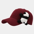 Détail d'une casquette de baseball bordeaux avec un mignon petit panda en peluche - Réglable / Bordeaux