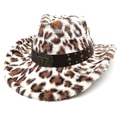 Dettaglio del cappello da cowboy leopardato con fascia in pelle borchiata e fibbia toro - Parte Superiore a Cuore / Beige