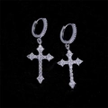 Détail de la boucle d'oreille croix en argent avec pavé de zircons brillants - 1 paire / Argent